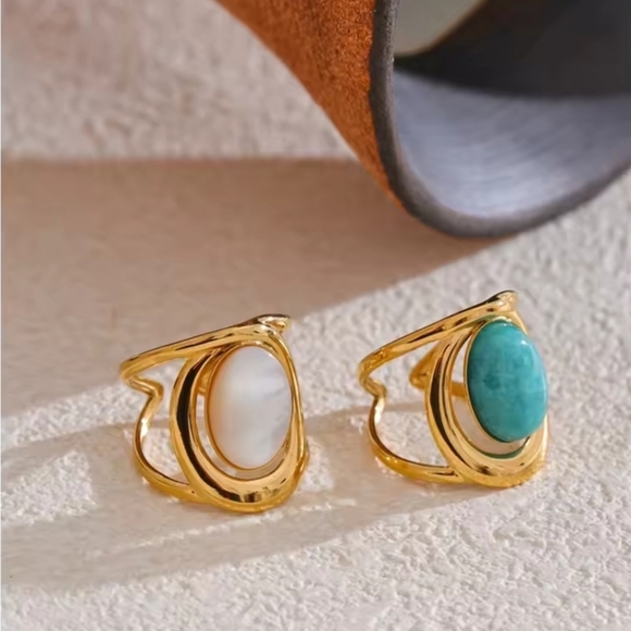 Gold Ring with Turquoise Stone - Picture 3 of 5